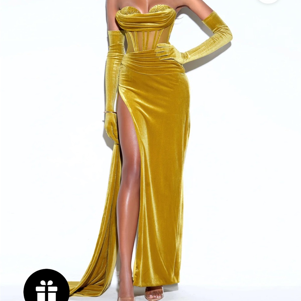 Miss Circle Octavia Octavia Gold Velvet Gown